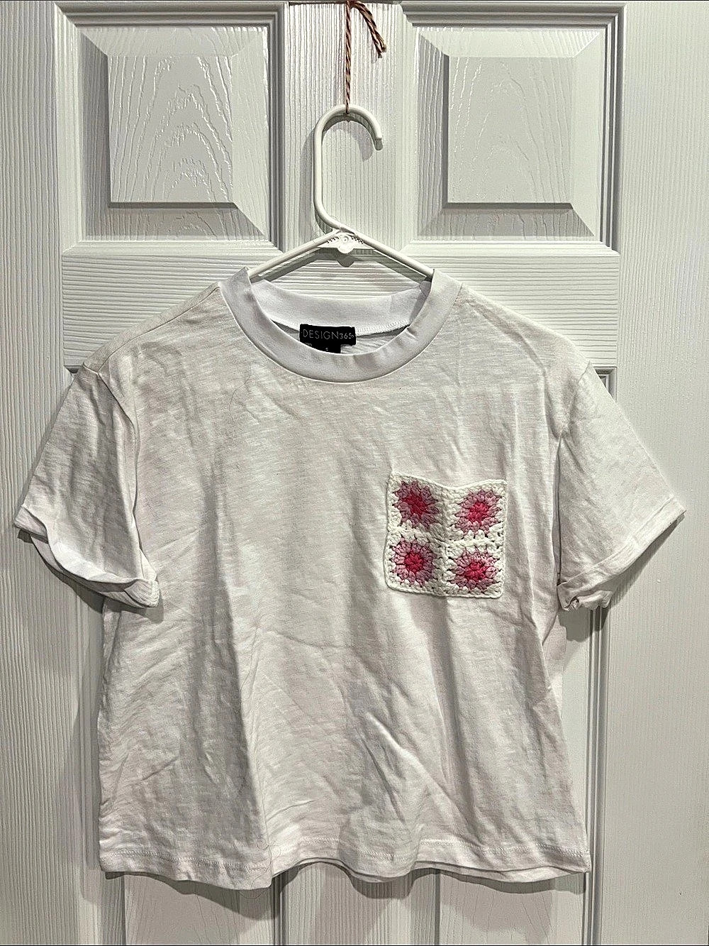 Design 365 White Crochet Pocket Tee White & Pink Size Small